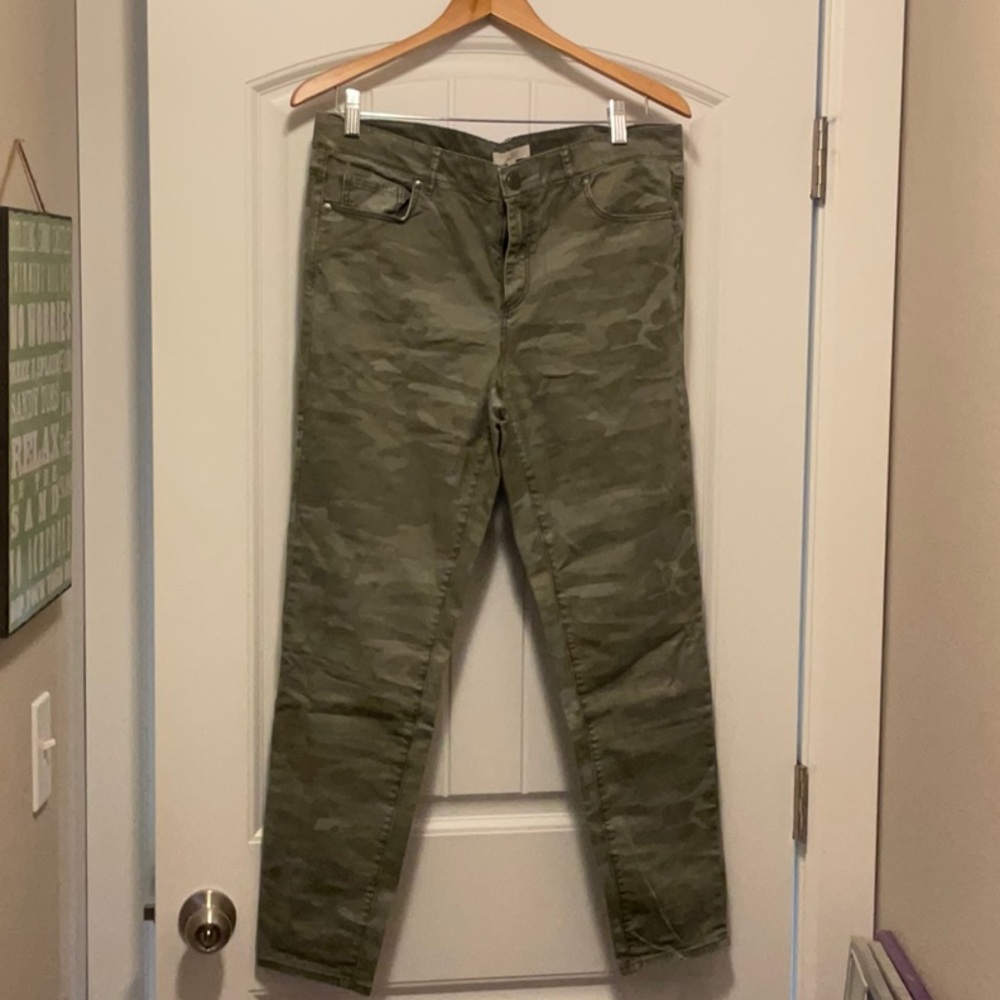 Women’s Loft green camo pants. Size 10.
